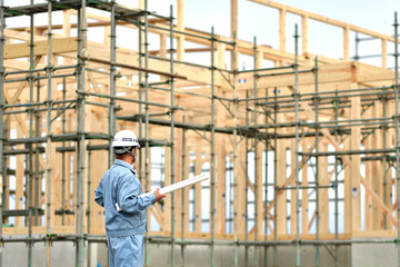 住宅建築工事の点検を行うエンジニア