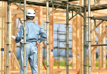住宅建築工事の点検を行うエンジニア