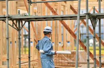 住宅建築工事の点検を行うエンジニア