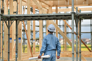 住宅建築工事の点検を行うエンジニア