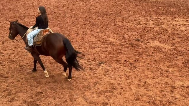 Menina pr&eacute; adolescente anda de cavalo 