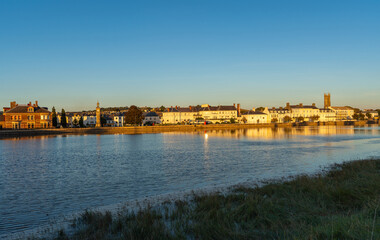 Obraz premium Town of Barnstaple by sunset, view of river Taw, clock tower and The Holy Trinity Church