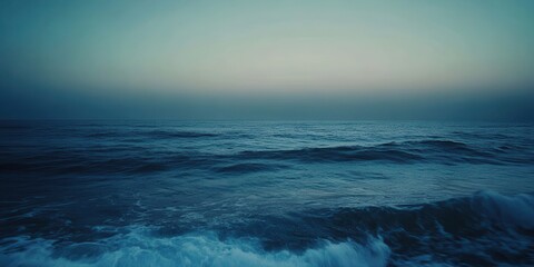 Obraz premium A serene ocean view at twilight, featuring gentle waves under a twilight sky, evoking calm and tranquility.