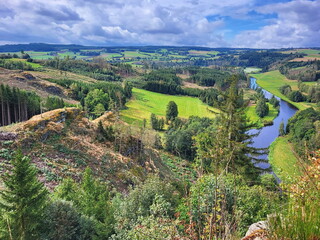 Luftbild der malerischen Flussschleife am Petersgrat Blick, die sich durch eine vielfältige Landschaft schlängelt. Die Szene wirkt ruhig und idyllisch. Joditz, Köditz, Oberfranken, Deutschland.