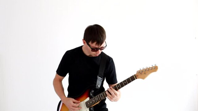 homem musico toca guitarra