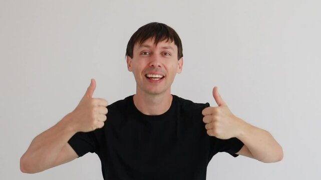 homem sorrindo faz express&atilde;o de positivo 