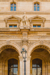 Obraz premium Statue on a Balcony of the Louvre Museum in Paris France