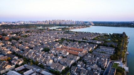 Obraz premium Aerial View of Urban Development Overlooking Houses and Waterbody