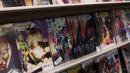 Naklejka premium CARDIFF, MID GLAMORGAN, WALES UK - OCTOBER 3, 2024: SPIDERMAN COMIC BOOKS ON SHELVES DISPLAY PAPERBACKS 