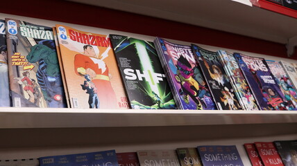 Obraz premium CARDIFF, MID GLAMORGAN, WALES UK - OCTOBER 3, 2024: COMIC BOOKS ON SHELVES DISPLAY PAPERBACKS 