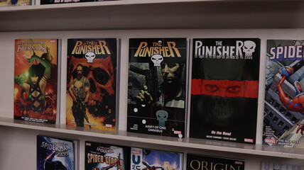 Obraz premium CARDIFF, MID GLAMORGAN, WALES UK - OCTOBER 3, 2024: PUNISHER COMIC BOOKS ON SHELVES DISPLAY PAPERBACKS 