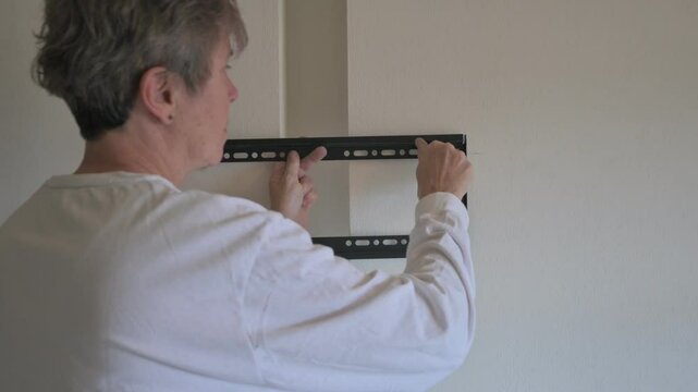 Colocando soporte TV con tornillos en pared