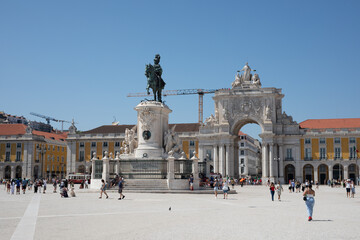 Fototapeta premium A grand statue stands tall in front of the iconic Arco da Rua Augusta in Lisbon Portugal