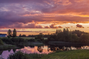 Obraz premium Scenic view of beautiful sunset or sunrise above the pond or lake