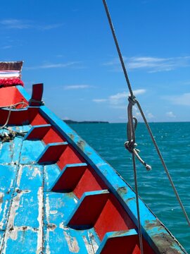 Viagem de barco tradicional tailand&ecirc;s