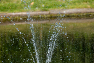 Springbrunnen mit Wasserspritzer idyllisch in einem Teich