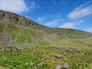Fototapeta premium Picturesque Summer Landscape: Green Hills And Rocky Mountains Of Ireland