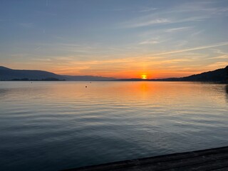 Obraz premium sunset over the lake