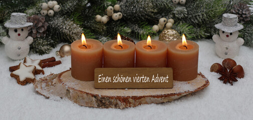 Adventsdekoration: Arrangement für den vierten Advent : Dekoration mit vier braunen Adventskerzen,...