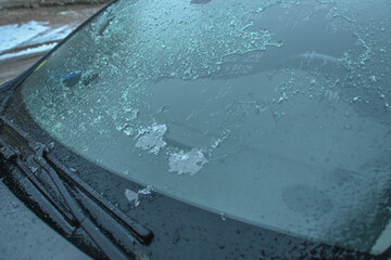 Un pare-brise de voiture en hiver recouvert de givre et de glace 
