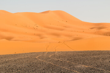 Tire tracks leading into the rippled sand dunes of the Erg Chebbi desert © Álvaro Crivillés