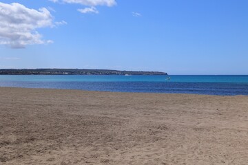 Blick auf die Küstenlandschaft des Mittelmeeres bei Palma de Mallorca