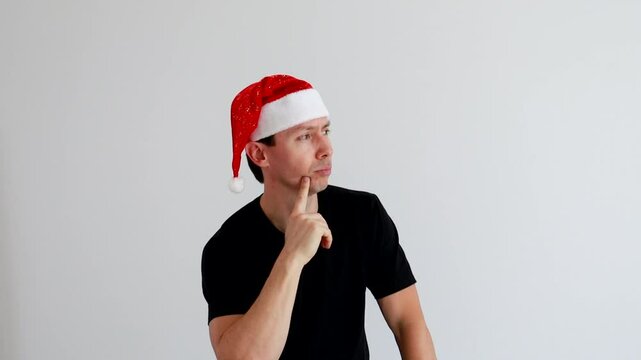 homem pensativo  com roupa de natal 