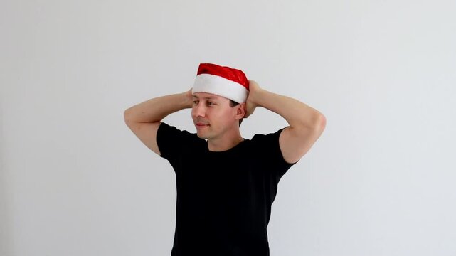 homem com roupa de natal socegado de f&eacute;rias 