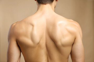 Naklejka premium Fitness enthusiast displaying toned back muscles, highlighting strength training's role in physical health. GenerativeAI