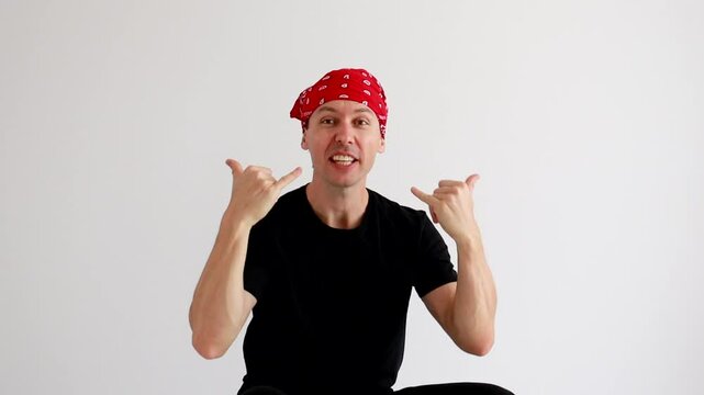 homem estilo rock express&atilde;o positiva 