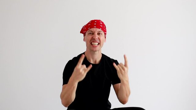 homem faz express&atilde;o heavy metal 