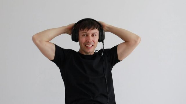 homem feliz com fones de ouvido