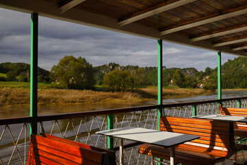 Flussfahrt, Elbsandsteingebirge, Blick vom Schiff, Elbdampfer der Sächsische Dampfschifffahrt am 29. September 2024 bei Rathen, Landkreis Sächsische Schweiz-Osterzgebirge, Sachsen, Deutschland	