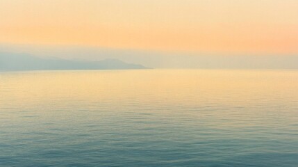 Obraz premium Gentle waves lap against the shore as the sky transitions from dawn to daylight