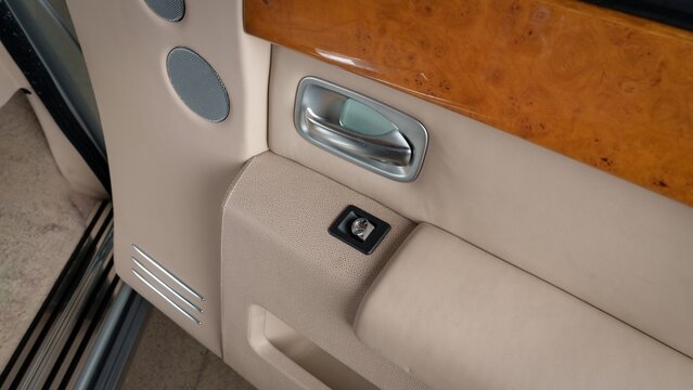 Passenger door arm rest