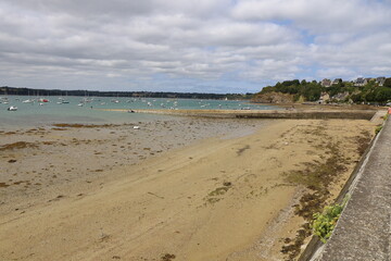 La plage le long de la rivière la Rance, village de Saint-Suliac, département d'Ille et Vilaine,...