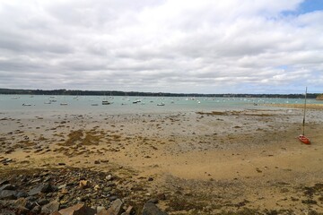 La plage le long de la rivière la Rance, village de Saint-Suliac, département d'Ille et Vilaine,...