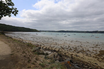 La plage le long de la rivière la Rance, village de Saint-Suliac, département d'Ille et Vilaine,...