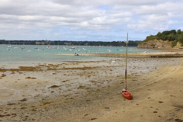 La plage le long de la rivière la Rance, village de Saint-Suliac, département d'Ille et Vilaine,...