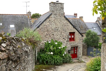 Vieille rue typique, village de Saint-Suliac, département d'Ille et Vilaine, Bretagne, France
