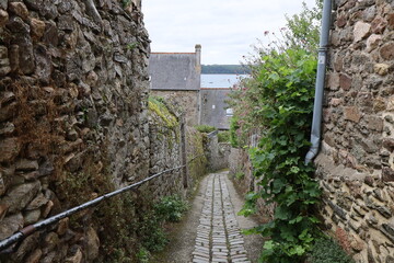 Vieille rue typique, village de Saint-Suliac, département d'Ille et Vilaine, Bretagne, France