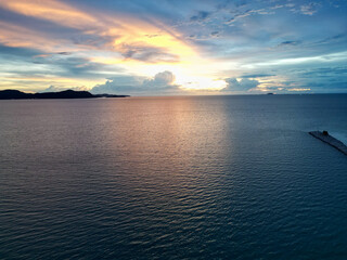 컬러풀한 노을과 함께하는 태국 파타야 남부의 나좀티엔 해변과 선착장, 방파제