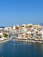 Obraz premium Agios Nikolaos, Greece - September 26, 2023: View of Agios Nikolaos and its harbor, Crete, Greece. Voulismeni lake.