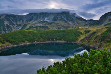 富山県　立山室堂平の紅葉