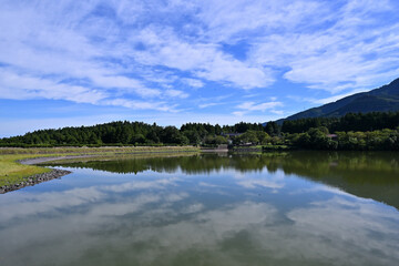 赤祖父池（あかそふいけ）水面に緑豊かな森の姿を映しています。