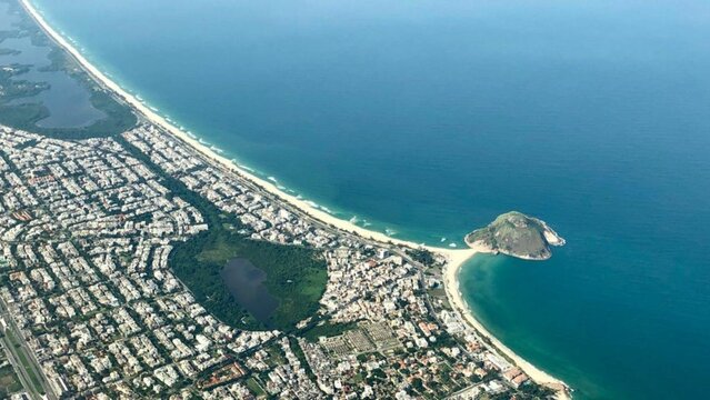 imagem a&eacute;rea em voo de helic&oacute;ptero em Recreio no Rio de Janeiro
