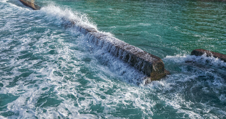 Naklejka premium Ocean Waves Breaking Over the Waikiki Break Wall.