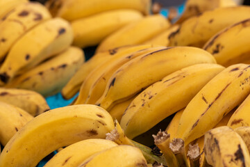 Close-up de bananas maduras com manchas escuras em mercado