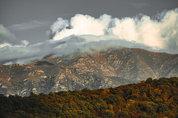 Fototapeta premium Majestic Mountain Range with Cloud-Covered Peaks