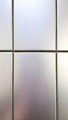 Fototapeta premium A metallic silver tile with a reflective surface, ideal for modern spaces, enhancing light and depth while adding a touch of elegance to any decor.